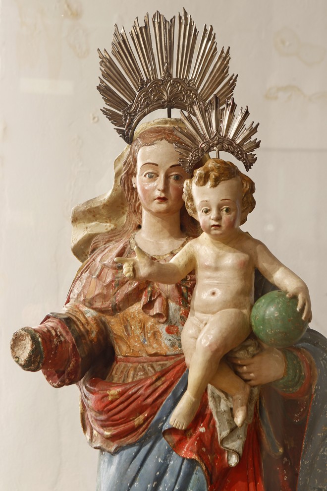 NOSSA SENHORA DA LUZ DOS PINHAIS - A imagem do Masac, de 1720, é a segunda da padroeira de Curitiba (a primeira está no Museu Paranaense). Em terracota, a escultura se destaca pela boa resolução e traços finos do rosto. O resplendor de prata da escultura é uma característica marcante do barroco, explica a pesquisadora da Casa da Memória, Ângela Medeiros Rodarte. “Era um elemento muito roubado nas igrejas”, comenta. | Antônio More/Gazeta do Povo