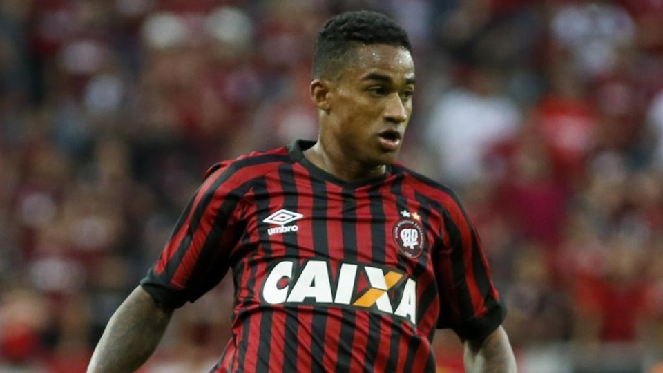 Um dos destaques do Rubro-Negro, o lateral Eduardo depende de acordo entre catarinenses e Atlético para deixar o país. | Henry Milléo/Gazeta do Povo
