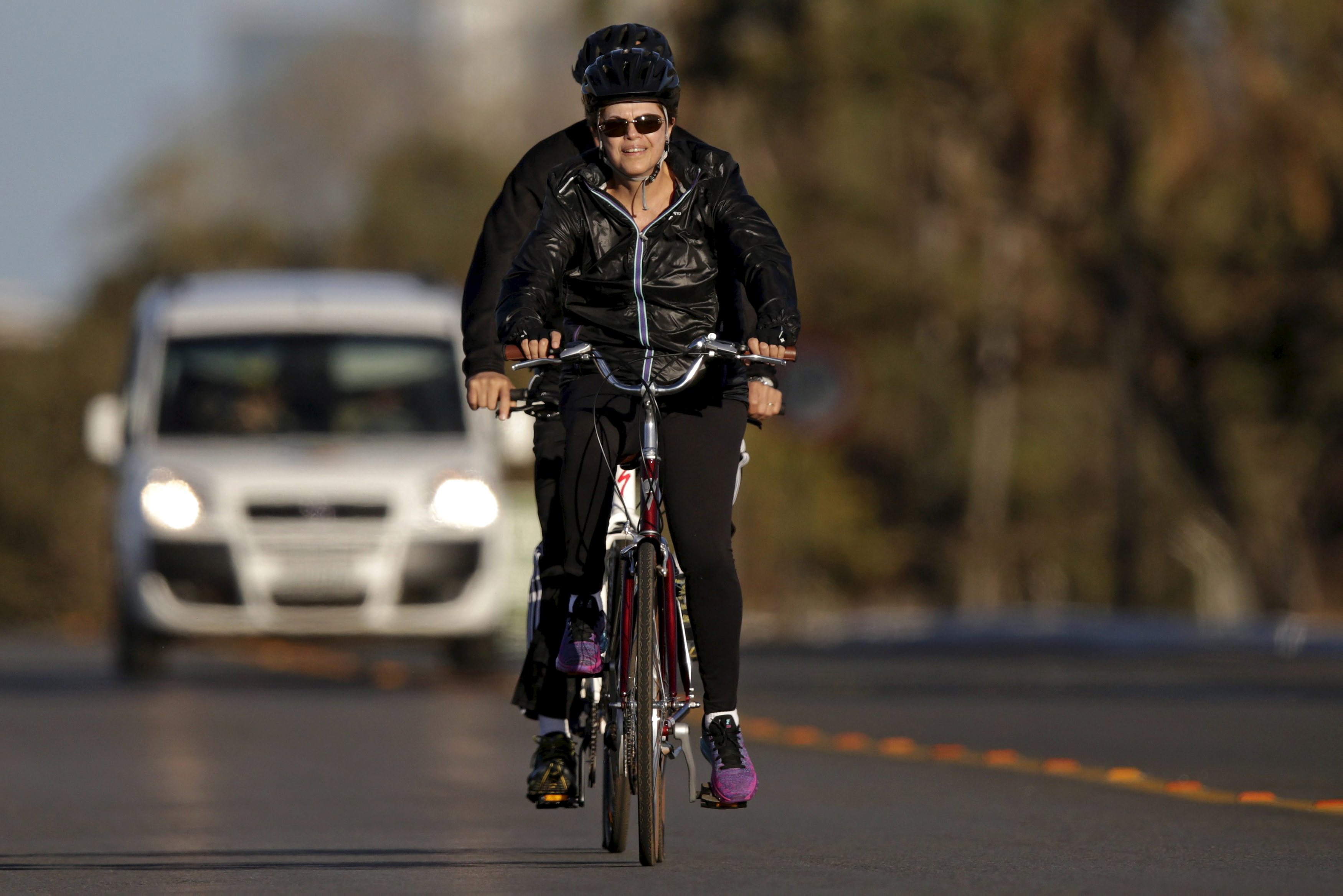 Apesar da crise e da pressão, Dilma segue sua rotina de pedaladas matinais. | Ueslei Marcelino/Reuters