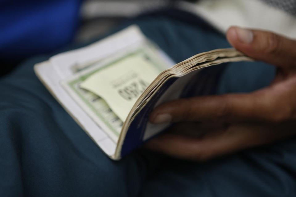 A PNAD também identificou uma queda na proporção de pessoas com carteira assinada no estado | Aniele Nascimento/Gazeta do Povo