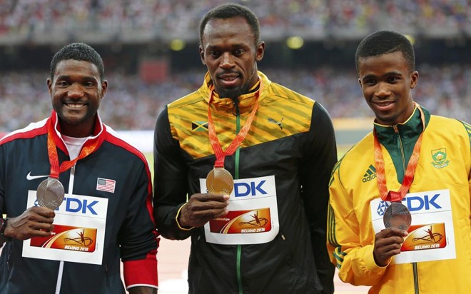 Justin Gatlin, Usain Bolt e Anaso Jobodwana, da África do Sul, no pódio de Pequim. | DAMIR SAGOLJ/REUTERS