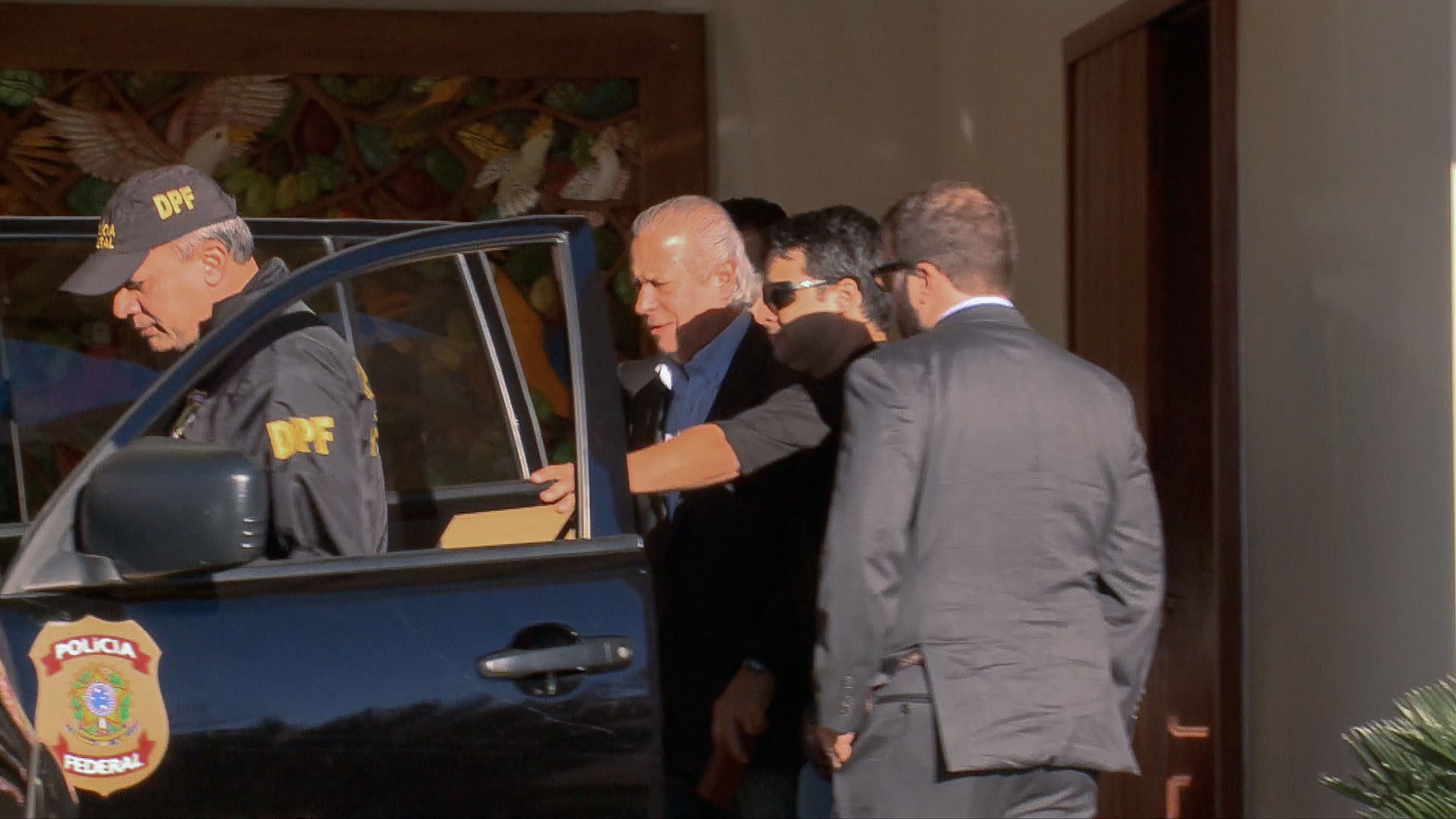 José Dirceu no instante em que foi levado de casa pela PF: contas bloqueadas. | TV Brasil/Reprodução