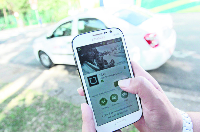 Enquanto taxistas são contra oferta do serviço, passageiros de Curitiba aguardam sua chegada. | Aloisio Mauricio/Folhapress