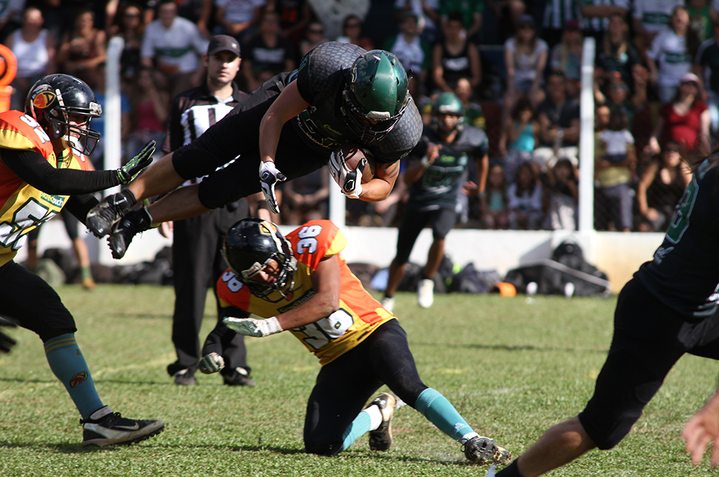 Lucas Mullet tenta passar pela marcação do Cuiaba Arsenal: Coritiba Crocodiles estreia em casa com derrota. | Julia_Hak / Divulgação/
