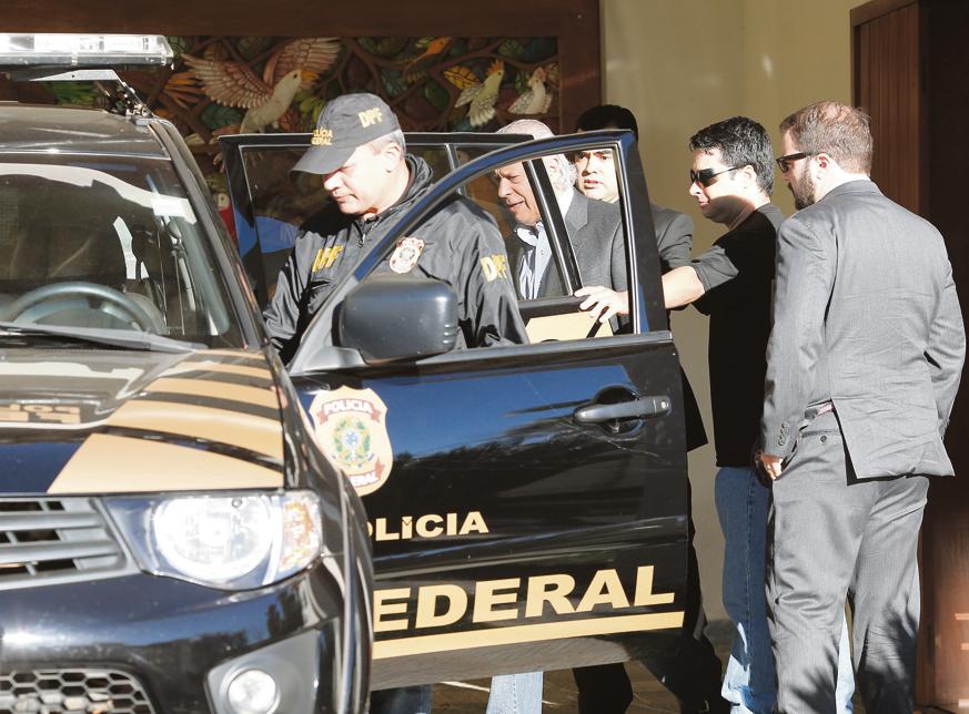 José Dirceu entra no carro da Polícia Federal, após ser preso: ex-ministro teve R$ 20 milhões bloqueados para posterior ressarcimento dos cofres públicos. | Dida Sampaio/Estadão Conteúdo