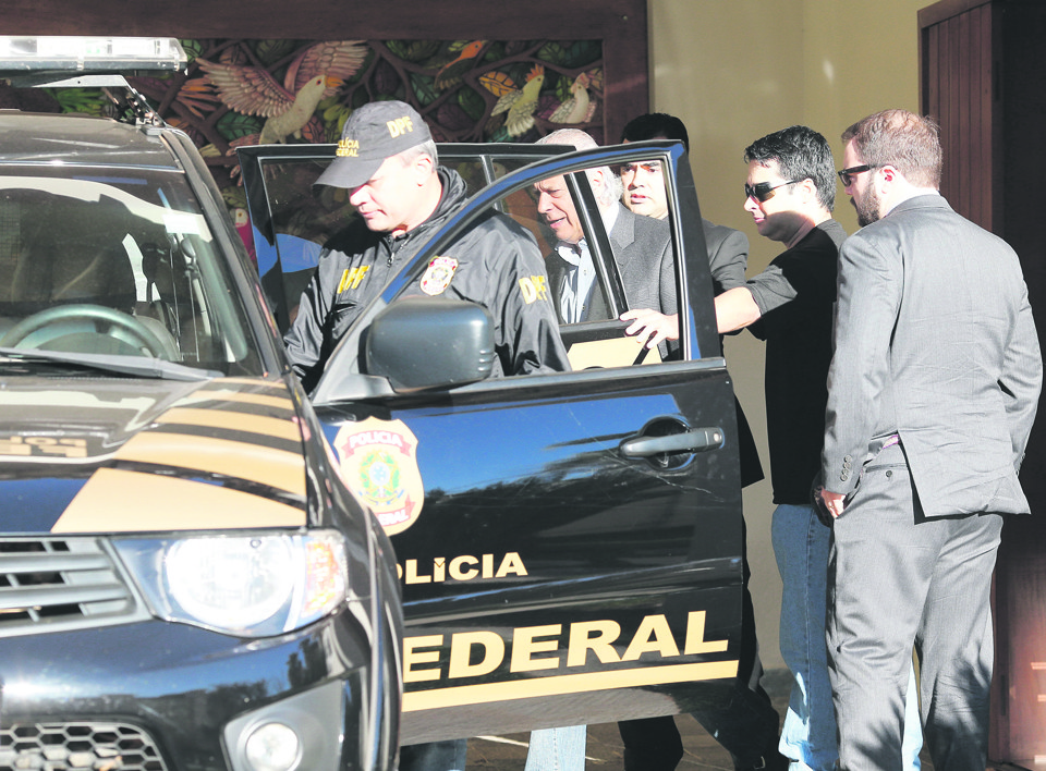 José Dirceu entra no carro da Polícia Federal, após ser preso: ex-ministro teve R$ 20 milhões bloqueados para posterior ressarcimento dos cofres públicos. | Dida Sampaio/Estadão Conteúdo