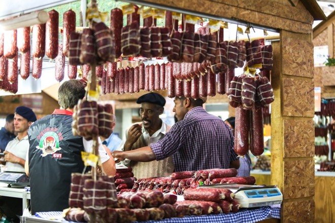 Comidas típicas estão a venda em vários estandes da feira. Foto: Daniela Barcellos-Palácio Piratini | 