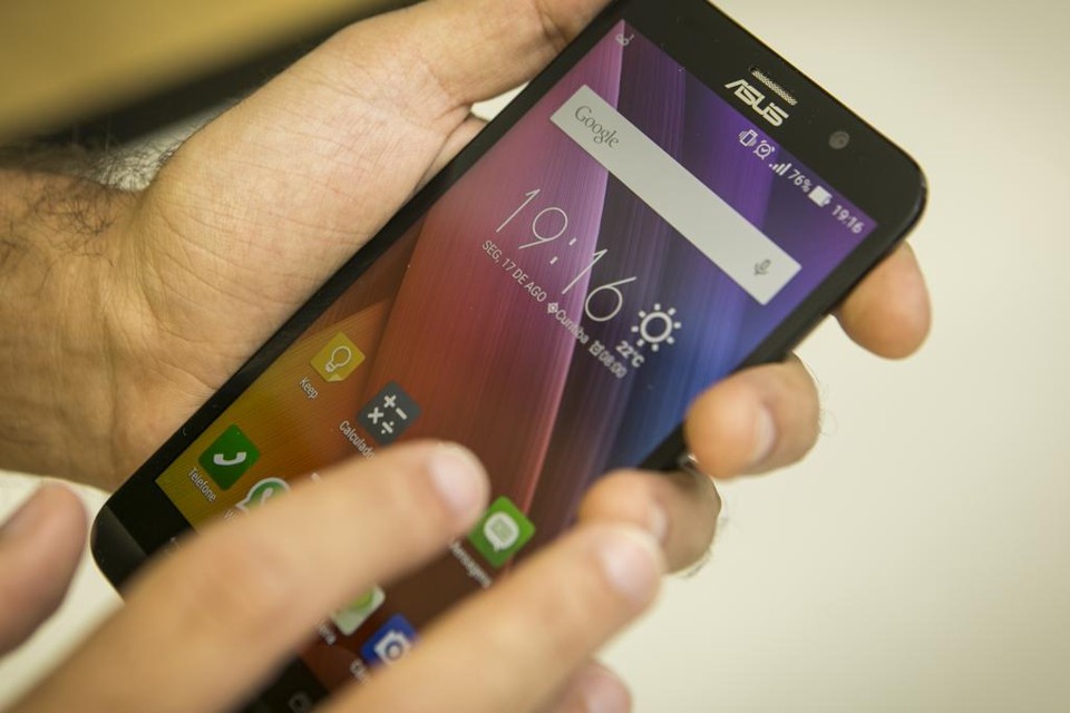 Zenfone 2 tem processador da Intel e 4 GB de RAM | Marcelo Andrade/Gazeta do Povo