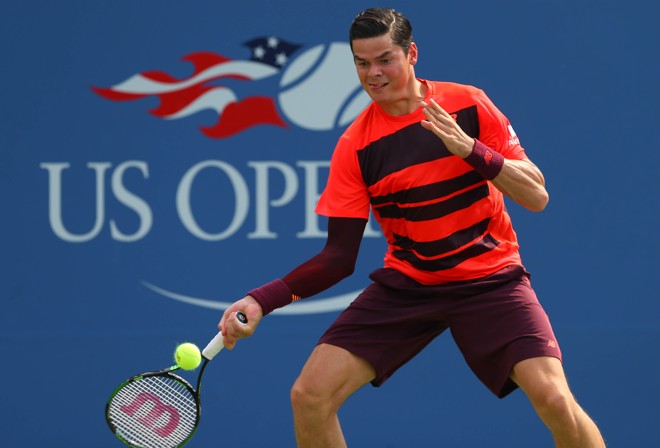 Milos Raonic , do Canadá, com camisa a la Flamengo. Cabelo e roupa sem padrão estético. | Jerry Lai/USA Today Sports
