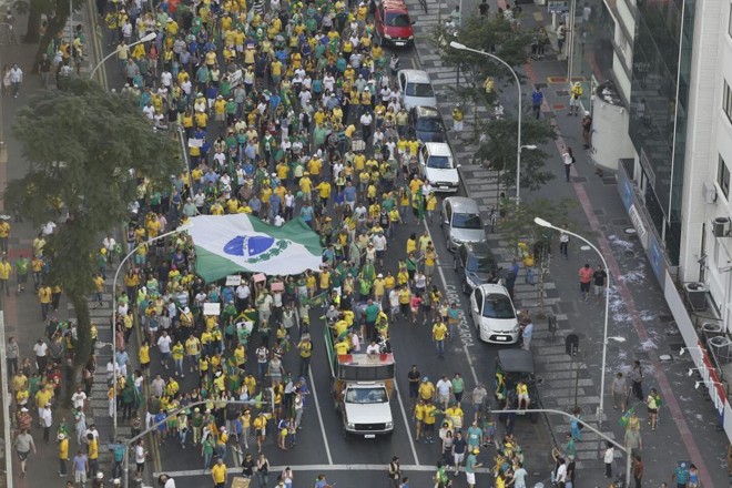 Manifestação segue pela Marechal Deodoro, no Centro de Curitiba. | Henry Milléo/Gazeta do Povo