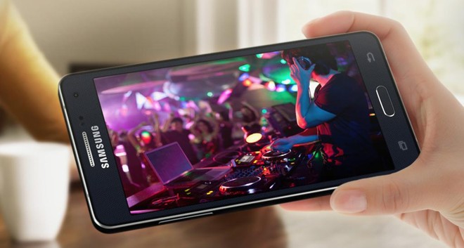 GALAXY A5: este intermediário da Samsung pode ser encontrado a partir de R$ 968. Voltado para os fãs de selfies, o celular tem câmera frontal de 5 MP (a traseira é de 13 MP) e permitem disparar fotos com comandos de voz ou movimentos das mãos. A tela é de 5 polegadas Super Amoled. | 