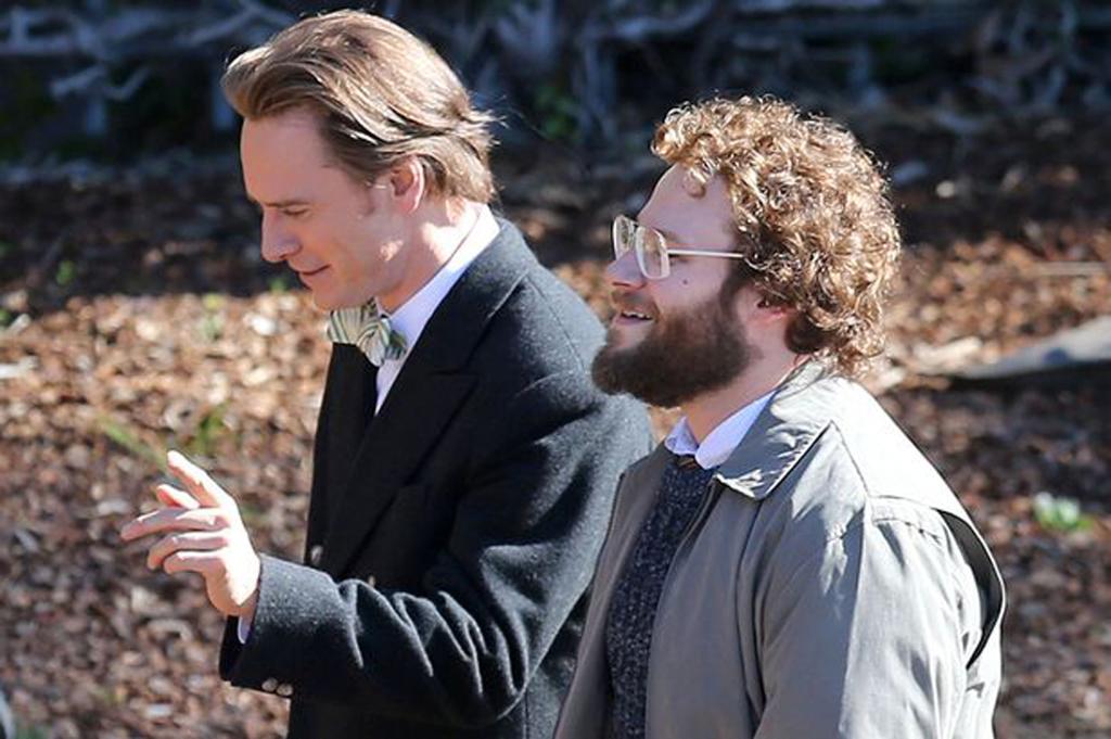 Fassbender e Rogen nos papeis de Steve Jobs e Steve Wozniak. | Divulgação