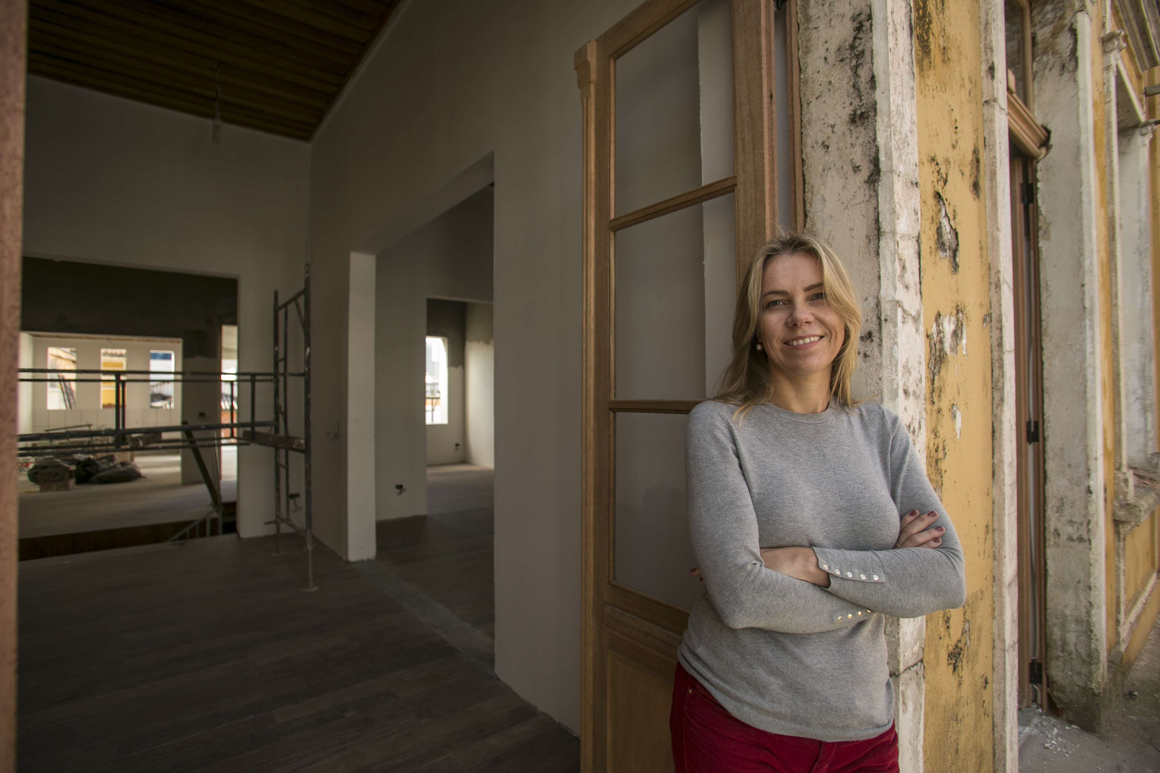 Loriane Stolz Cisz Portes, quarta geração da família proprietária do imóvel, acompanha a execução da obra. | Marcelo Andrade/Gazeta do Povo