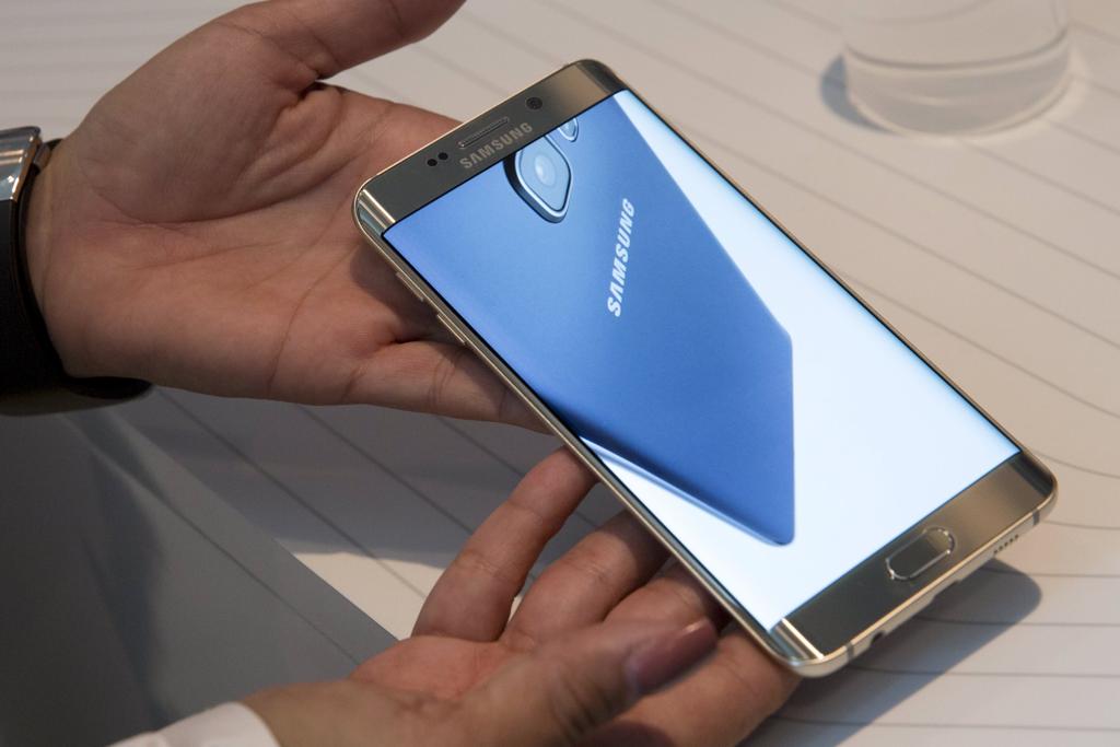 Consultor da Samsung segura o novo Galaxy S6 Edge+, que tem tela de 5,7 polegadas | Andrew Kelly/Reuters