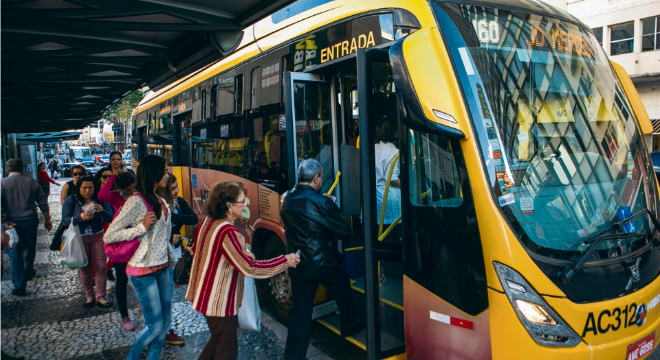 Uma das últimas inovações no transporte coletivo de Curitiba foi a implantação do hibribus, que é parcialmente elétrico e também movido a biodiesel. | Marcelo Andrade/Gazeta do Povo