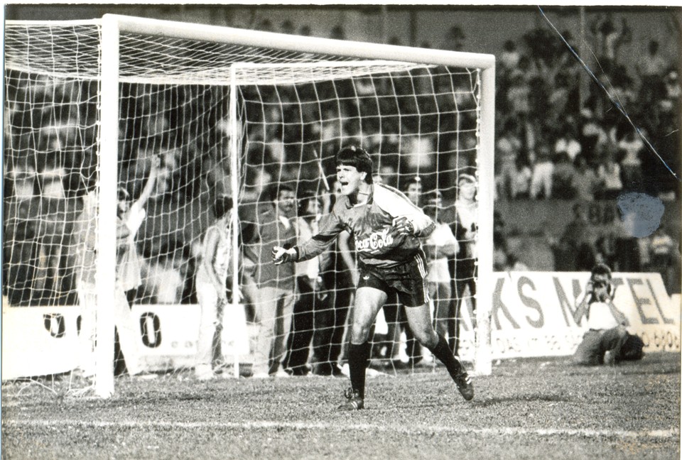 Marolla comemora uma das defesas de pênalti que marcaram a passagem do goleiro pelo Atlético. | Arquivo/Gazeta do Povo