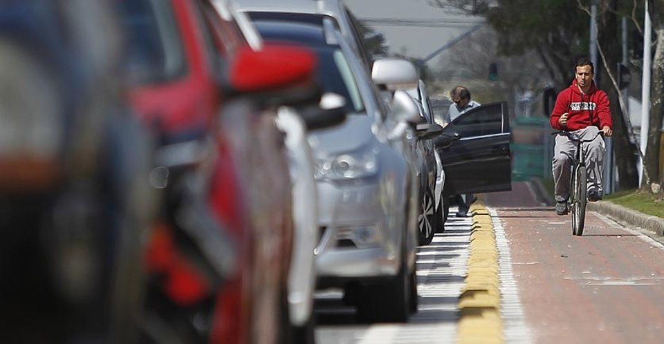 Comerciantes da região elogiaram a criação de mais vagas para estacionamento, mas os motoristas têm de desembarcar em cima da faixa para ciclistas, o que pode provocar acidentes. | Jonathan Campos/Gazeta do Povo