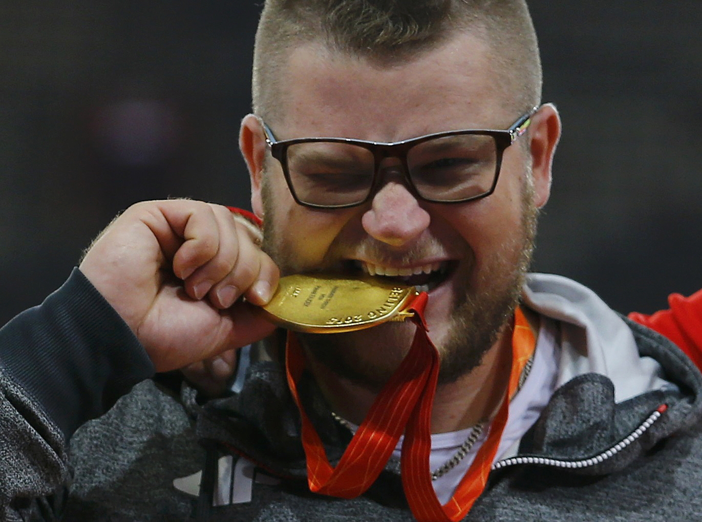 Pawek Fajdek bebeu tanto na comemoração do ouro, que esqueceu que havia pago o taxista com a própria medalha. | DAMIR SAGOLJ/REUTERS