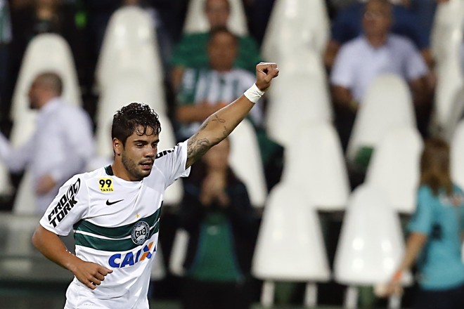 Após duas partidas, Henrique marcou seu primeiro gol pelo Coritiba. Depois, ainda faria mais um para ajudar o Glorioso a superar o Palmeiras no Couto. | Albari Rosa/Gazeta do Povo