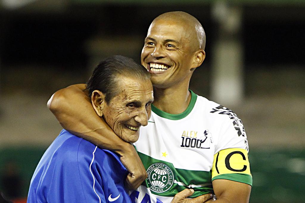 Alex com Sissico no milésimo jogo da carreira do camisa 10. | Albari Rosa/Gazeta do Povo