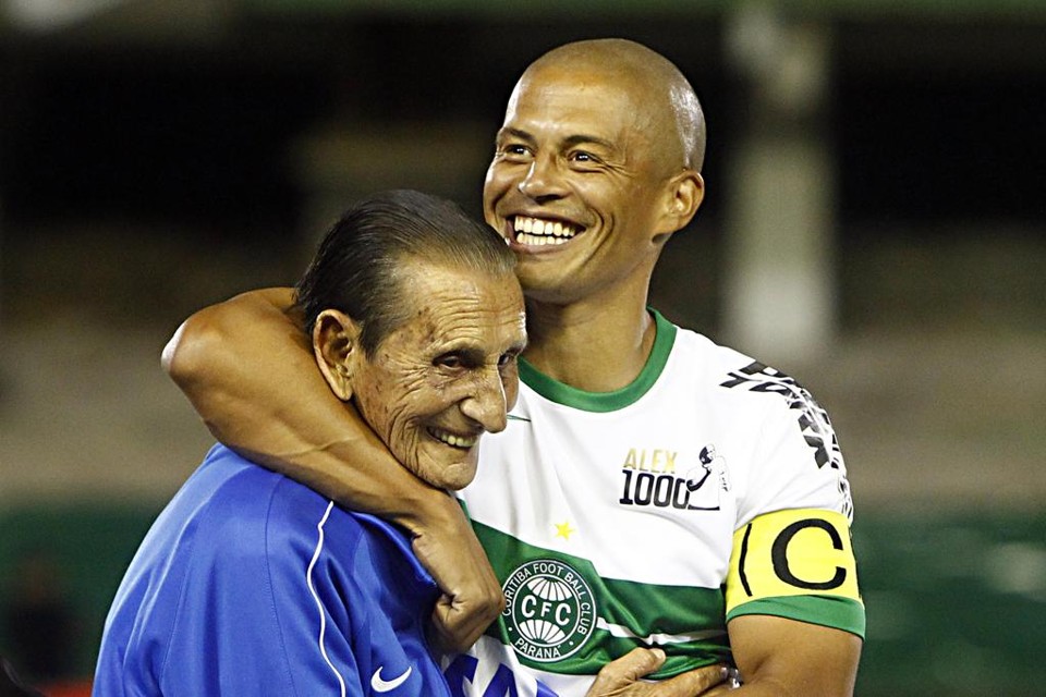 Alex com Sissico no milésimo jogo da carreira do camisa 10. | Albari Rosa/Gazeta do Povo