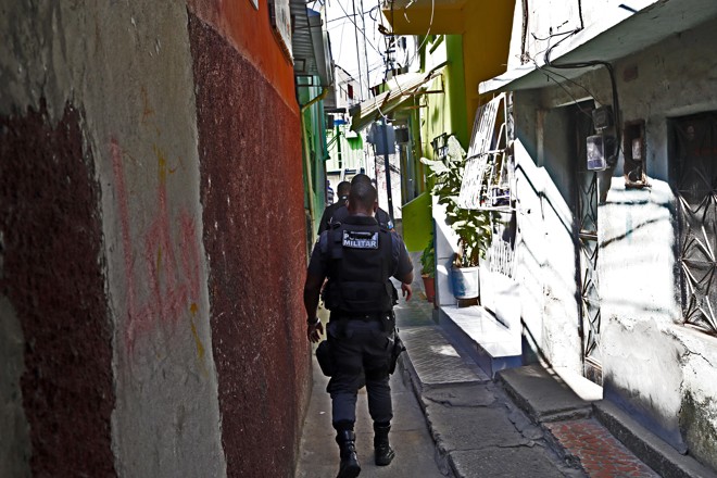 10 Cotidiano da Estação Primeira: polícia circula pelas ruelas da Mangueira. | Albari Rosa/Gazeta do Povo