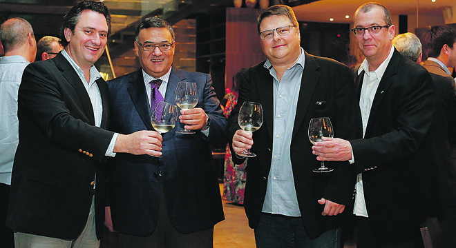 O empresário Pedro Corrêa de Oliveira, diretor da importadora Porto a Porto, e o gerente nacional de vendas, Hugo Sola (ambos à dir.), receberam o diretor da vinícola chilena Santa Carolina, Santiago Larraín (1º à esq.), para jantar em comemoração aos 140 anos da empresa. O jantar, na última segunda-feira, foi assinado pelo chef Celso Freire, em seu buffet. Também na foto, o advogado e enófilo Guilherme Rodrigues (de gravata). Foto: Carlos Poly. | Carlos Poly