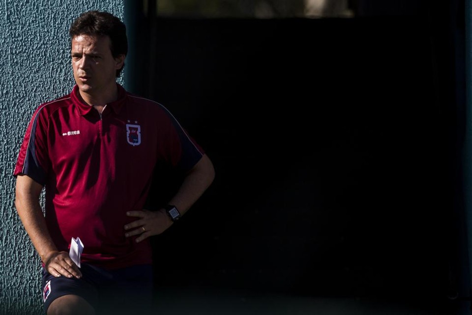 O técnico Fernando Diniz, suspenso no jogo com o Bragantino, se vê obrigado a repensar o time para voltar a vencer na Segundona. | Brunno Covello/Gazeta do Povo