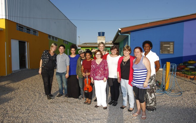 A turma da ONG (da esquerda para a direita). Ana Lúcia do Nascimento (coordenadora cultural); Rodrigo Olavaria Lara (músico); Diviane Helena (encenadora do grupo Alecrim); Guilherme Kewin Carvalho (monitor); Karina Dias (instrumentista do Gato na Tuba); Márcia Aparecida Cruz Vicente (presidente da associação); Ana Cristina Lago (atrás, maestrina); Daiane Gonçalves (designer e arte educadora); Ana Thaís Fuck (uma das fundadoras da associação, voluntária); Irene Gaspar (serviços gerais); Erotides Aparecida Souza Paulo (diretora financeira da associação). | Daniel Castellano/Gazeta do Povo