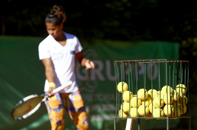 Atleta volta a treinar em Curitiba, agora para Wimbledon. Em junho, pelo tradicional torneio inglês, ela saiu na frente nos dois sets, mas permitiu a virada e acabou sendo eliminada na estreia do Grand Slam britânico pela italiana Camila Giorgi. | Hugo Harada/Gazeta do Povo