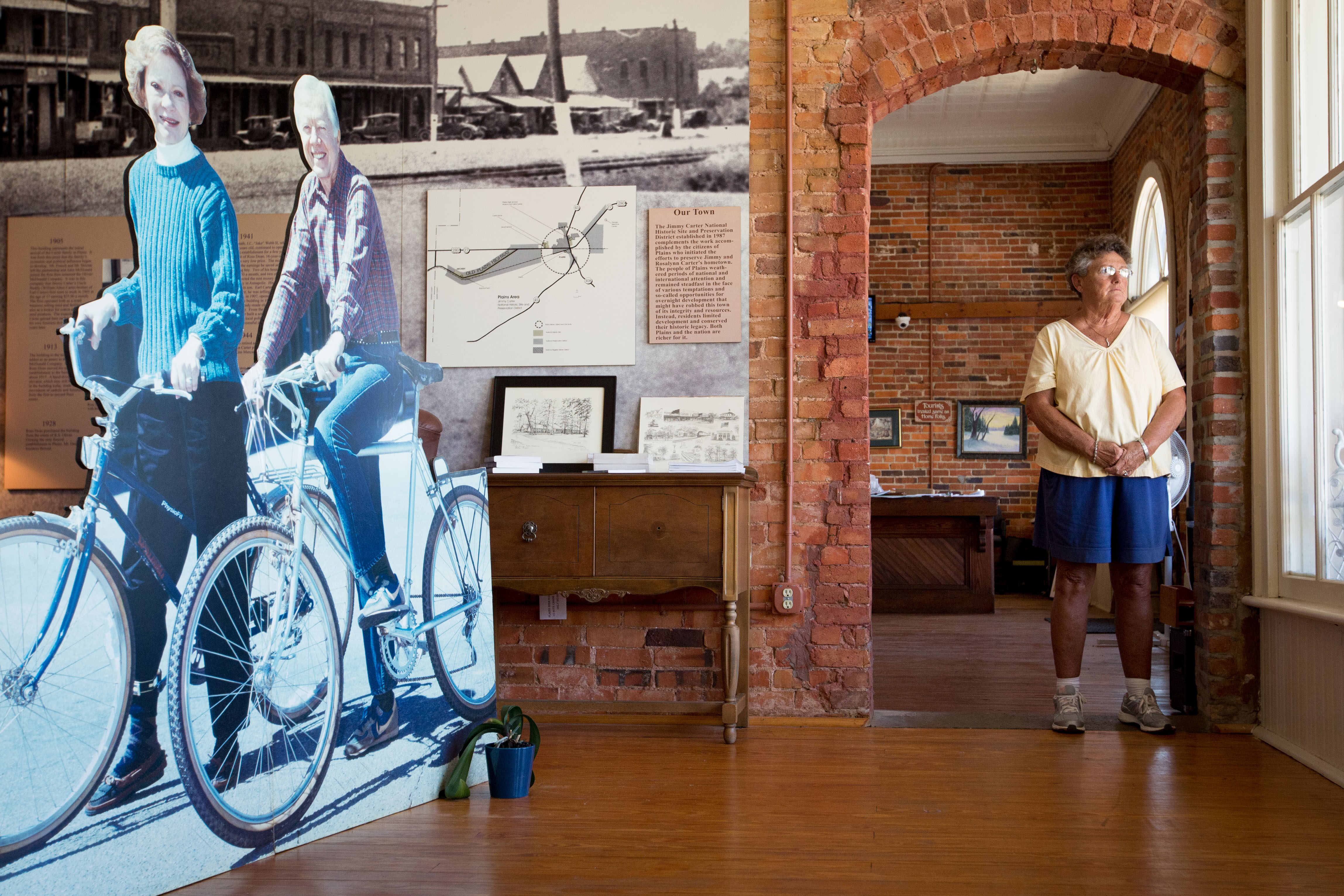 Jan Williams, no hotel Plains Historic; notícia da doença de Jimmy Cater abala pequena cidade | Kevin Liles /The New York Times
