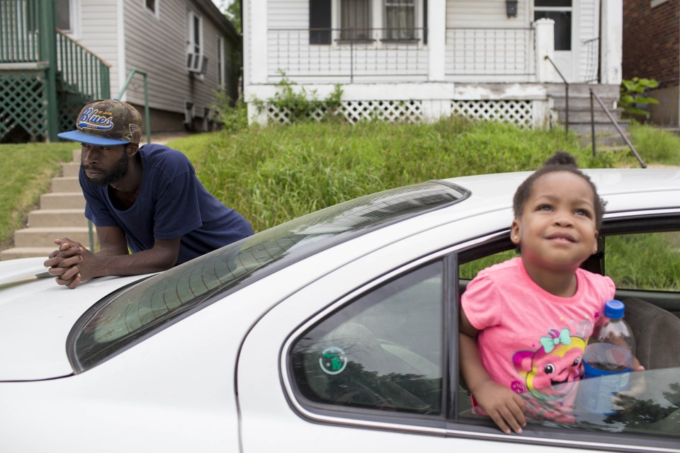 Bryant Goston, 26, e sua filha, Crystian, após verem casa para alugar em St. Louis; negros e brancos vivem apartados na cidade | Whitney Curtis /The New York Times