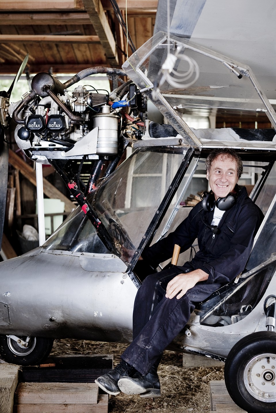 Hubert Sauper percorreu o Sudão durante dois anos e meio em um avião que ele próprio construiu para fazer o filme “We Come as Friends” | Julien Mignot/The New York Times
