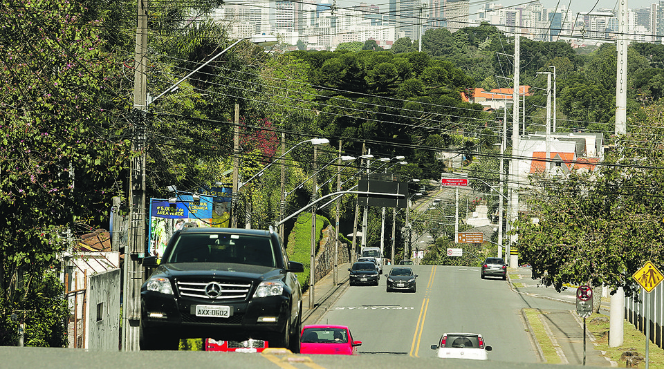Zoneamento urbano na área da Nilo Peçanha permite edificações de poucos andares, o que contribui para o aspecto bucólico da via. | Henry Milleo/Gazeta do Povo