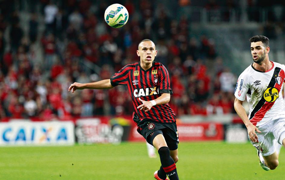 Marcos Guilherme foi expulso no empate do Atlético com o Joinville. | Daniel Castellano/Gazeta do Povo
