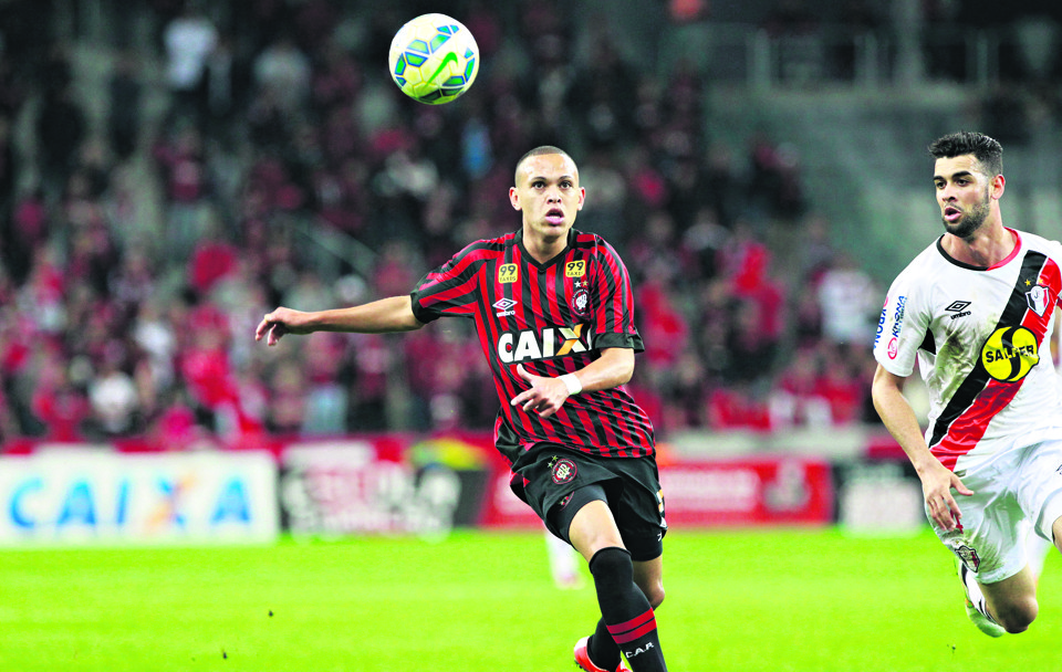 Marcos Guilherme foi expulso no empate do Atlético com o Joinville. | Daniel Castellano/Gazeta do Povo
