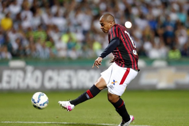 Cara a cara com o goleiro Wilson, Walter perde a chance do empate. | Albari Rosa/Gazeta do Povo