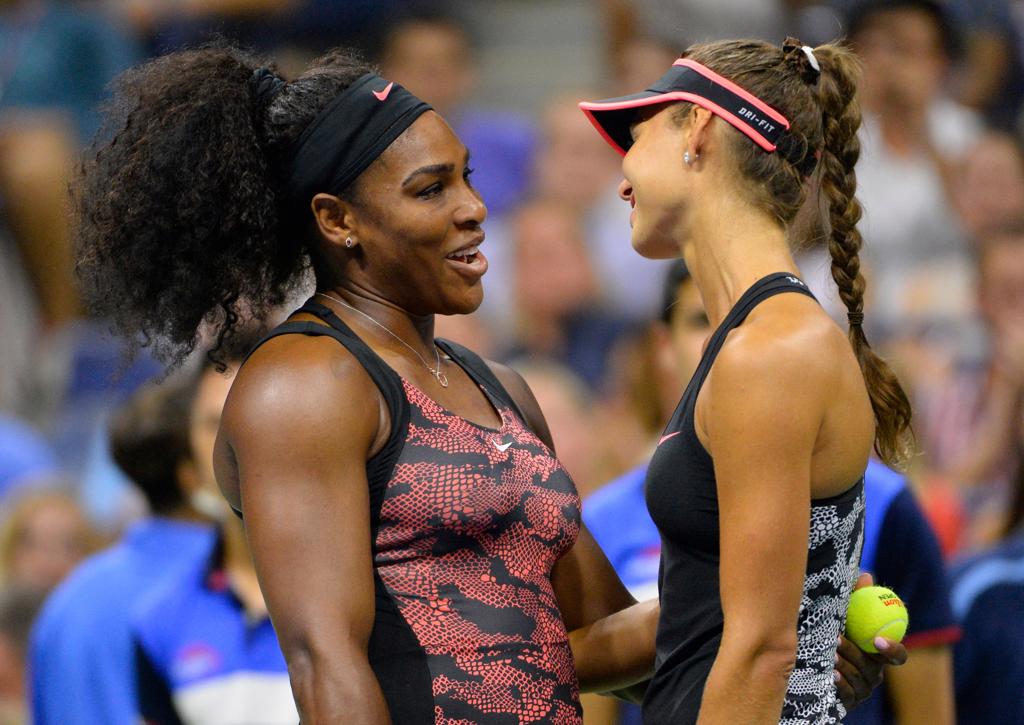 Serena Williams cumprimenta a russa Vitalia Diatchenko, que abandonou o duelo por causa de uma lesão ocorrida no aquecimento. | Robert Deutsch/USA Today Sports