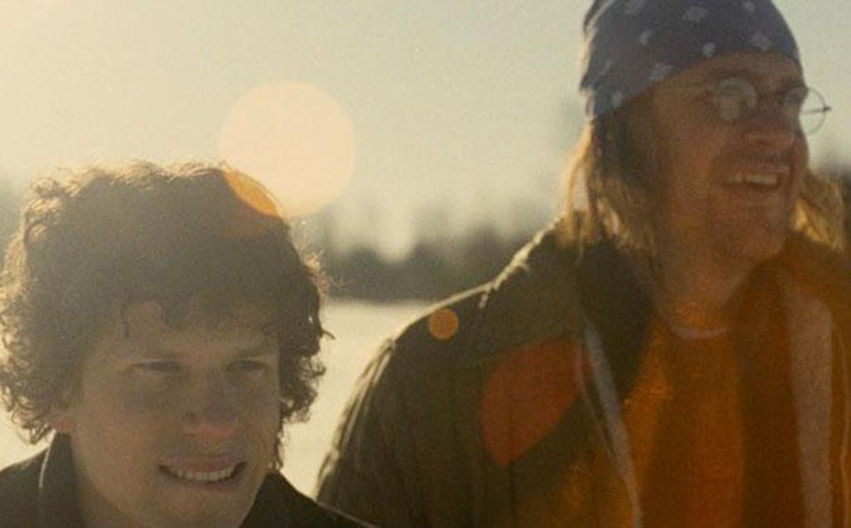 Jesse Eisenberg (Lipsky) e Jason Segel (Wallace) em “O FIm da Turnê”. | Divulgação