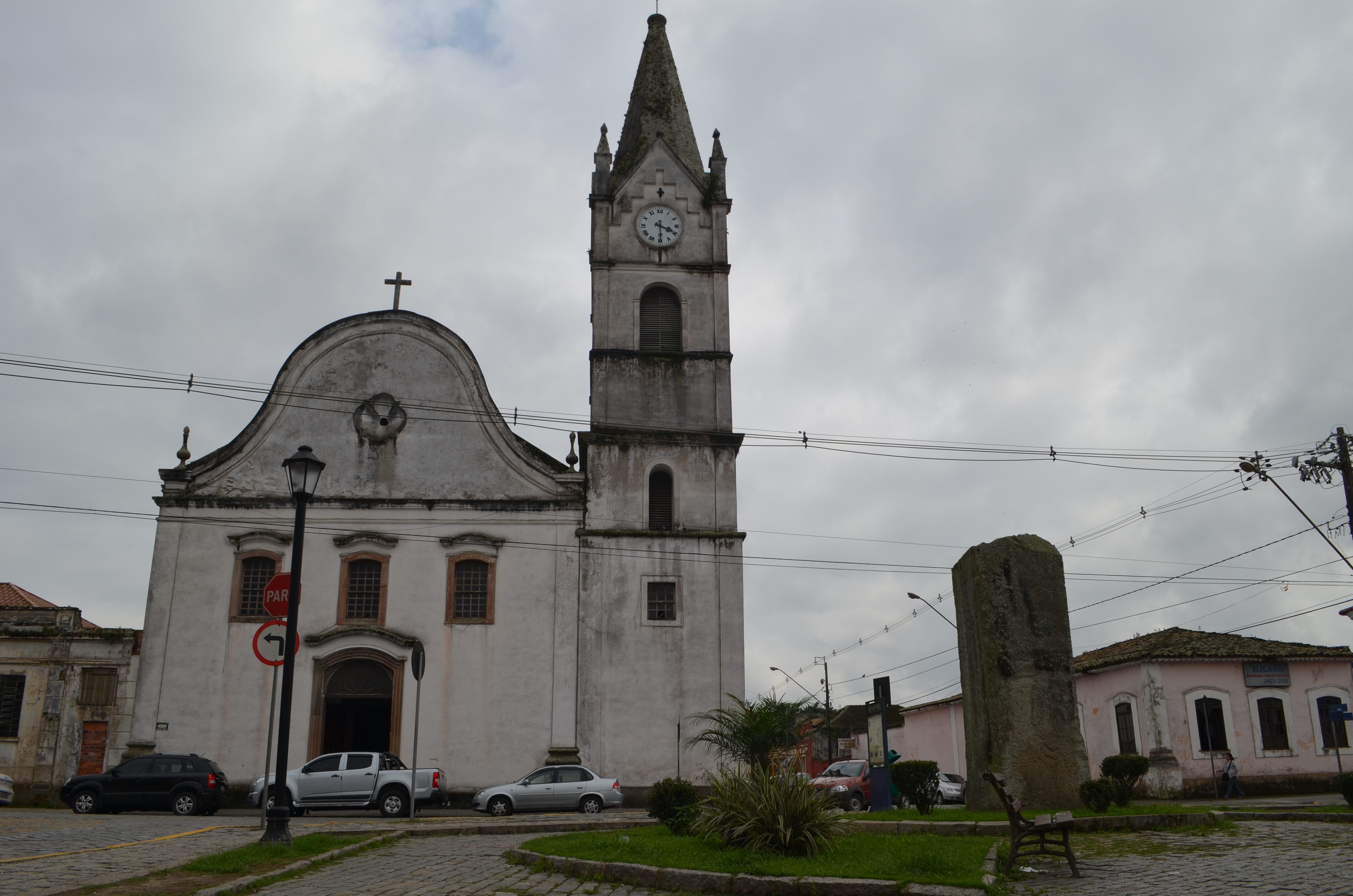 Catedral Diocesana de Paranaguá necessita de limpeza externa. | Débora Mariotto Alves/Gazeta do Povo