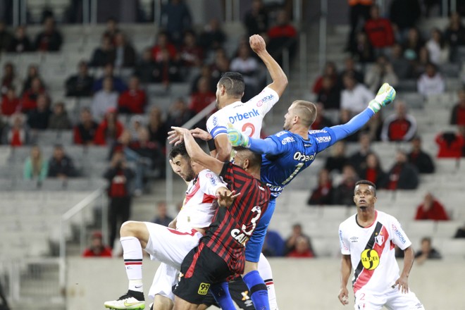 Wellington em disputa de bola | Daniel Castellano/Gazeta do Povo