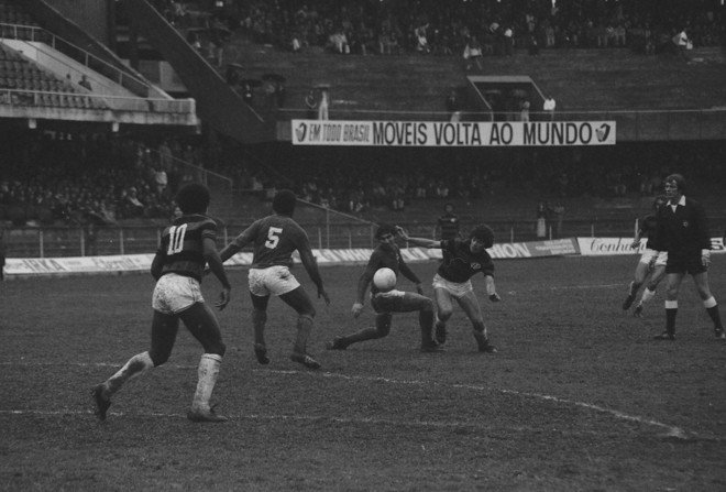 Atlético e Cruzeiro , em 1976, pelo Brasileiro. Futebol roots com chuva, lama, pouco público e muita disposição. Empate por 1 a 1, gol de Palhinha para os mineiros e Marinho para os paranaenses. | 