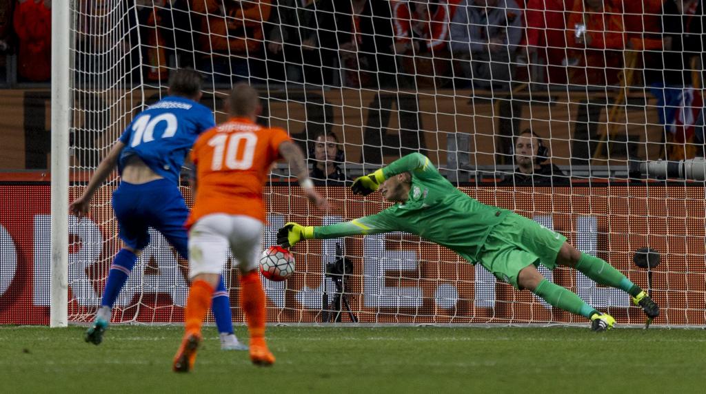 Sigurosson marca de pênalti o gol da surpreendente vitória da Islândia sobre a Holanda, em plena Amsterdã Arena. | Michael Kooren/Reuters
