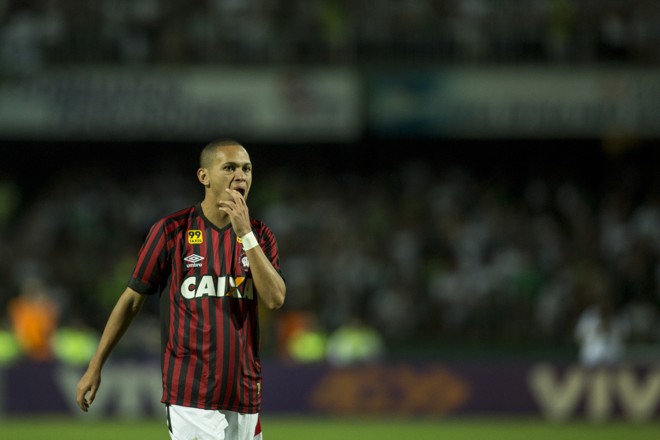 Marcos Guilherme não teve uma boa noite no Couto Pereira. | Marcelo Andrade/Gazeta do Povo