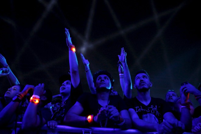 Fãs aguardam o início do show do Queen com Adam Lambert, durante a edição de 2015 do Rock in Rio, no Rio de Janeiro | PILAR OLIVARES/REUTERS