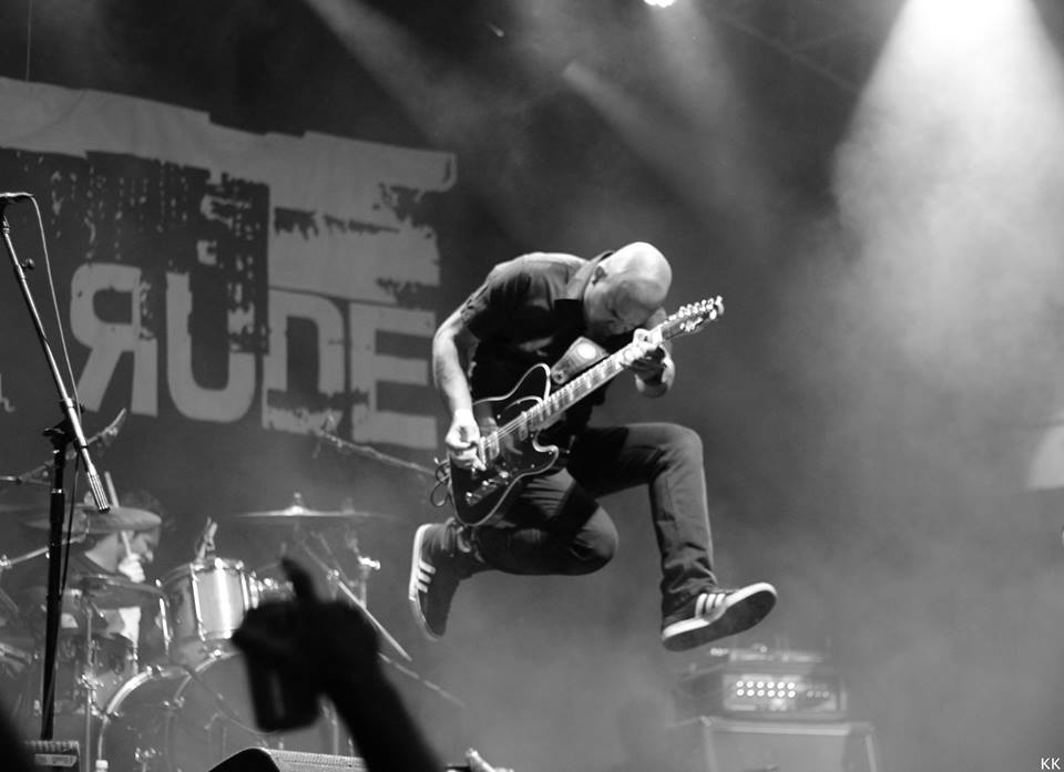 Clemente voa em show da Plebe Rude | Divulgação/