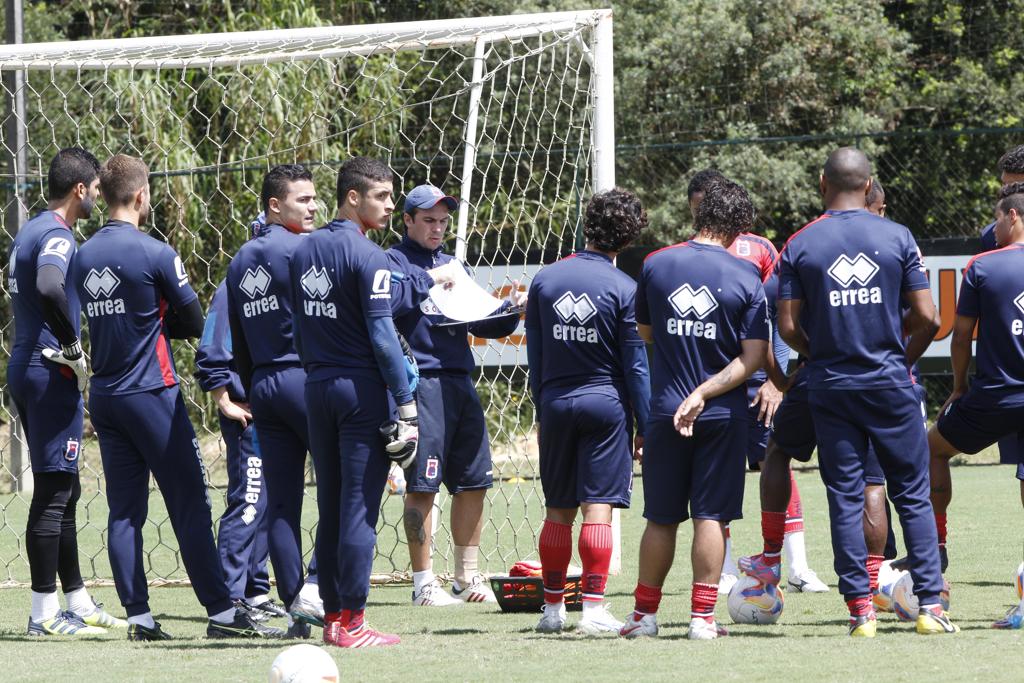 O técnico interino Fernando Miguel conversa com os jogadores do Paraná antes do treino. | Aniele Nascimento/Gazeta do Povo