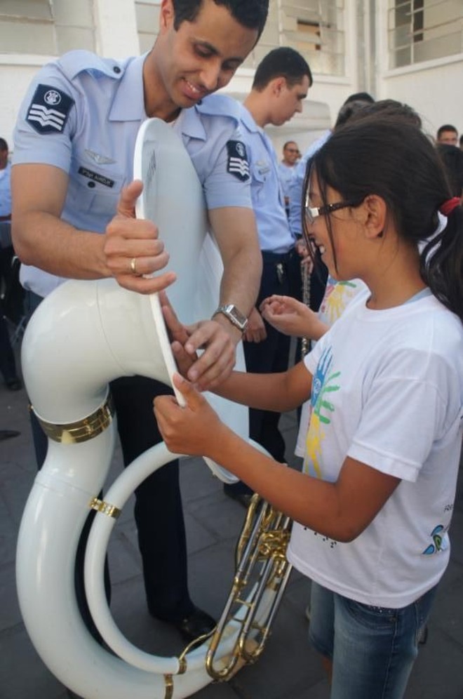 Aluna do IPC (Instituto Paranaense de Cegos) durante atividade didática promovida pelos músicos | Divulgação