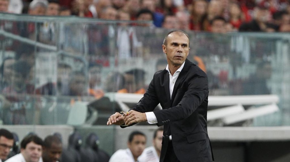 Milton Mendes em seu último jogo à frente do Atlético, a derrota para a Ponte Preta: menos de seis meses de trabalho. | Daniel Castellano/Gazeta do Povo
