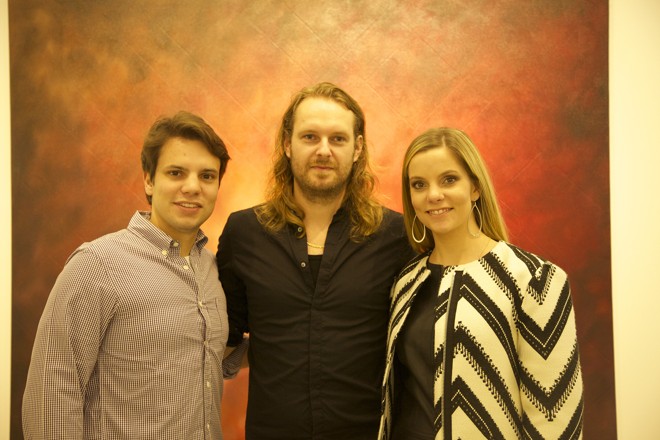 O artista Frank Ammerlaan comemora a abertura da sua primeira exposição individual no Brasil com Guilherme e Laura Simões de Assis, da SIM Galeria. | Natasha Durski